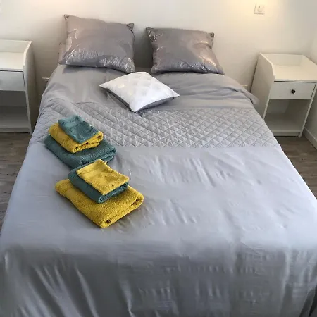 Le Neuf Nyaraló